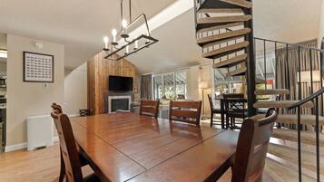 Condo (3 Bedrooms) | Property amenity