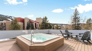 Condo (3 Bedrooms) | Property amenity
