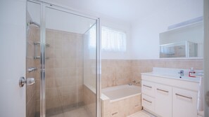Dusche, Haartrockner, Handtücher