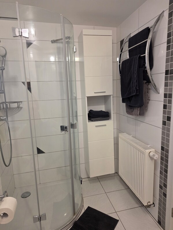 Haartrockner, Handtücher, Toilettenpapier