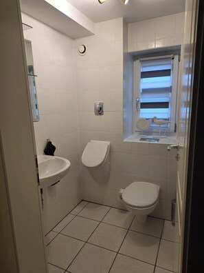 Haartrockner, Handtücher, Toilettenpapier