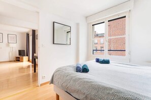 1 slaapkamer, een strijkplank/strijkijzer, reisbedje, wifi