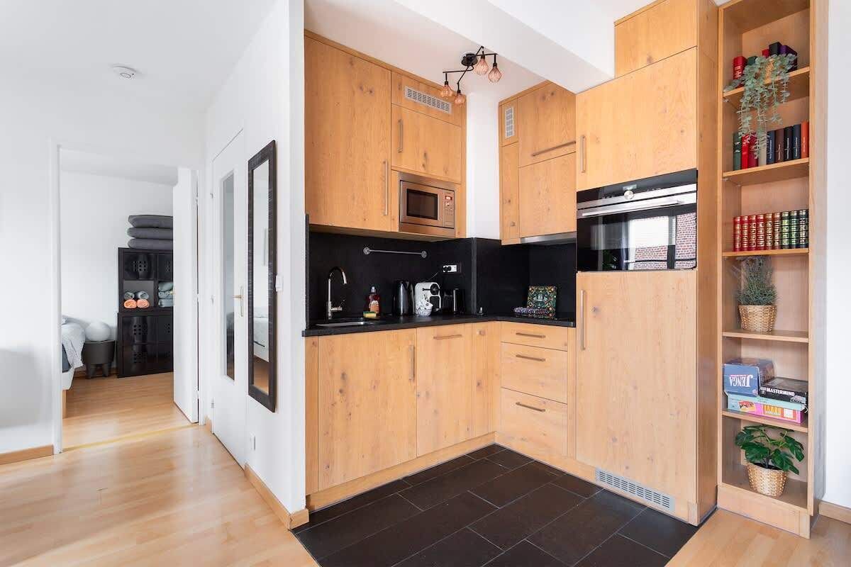 Een koelkast, een microgolfoven, een oven, een kookplaat