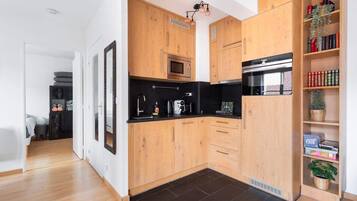 Een koelkast, een microgolfoven, een oven, een kookplaat