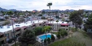 A residential area with a swimming pool, multiple buildings, and a mountainous backdrop. - Paradise Valley Paradise/ Ground Unit/Fresh Remodel (Phoenix)