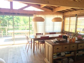 Dining - Nice wooden house, secteur 44 hectares, capacity 10 persons, swimming pool (Lège-Cap-Ferret)