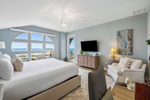 3 bedrooms, free WiFi, bed sheets - Gulf Views! Beach and Pool Nearby! Bikes! Porch! (Seacrest)