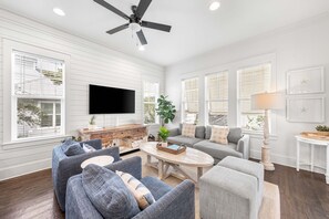 TV - Community Pool! Less than a Mile to the Beach! 4 Bikes! (Santa Rosa Beach)
