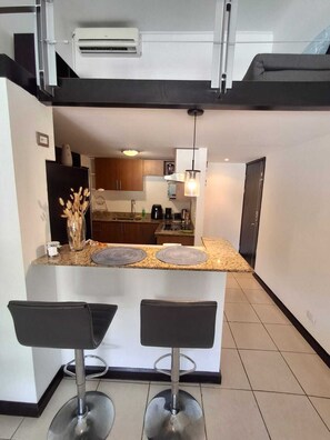 Kjøleskap, mikrobølgeovn, ovn og kaffetrakter/tekoker