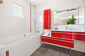 Dusche, Haartrockner, Handtücher, Seife