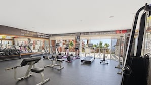 Ett gym med löpband, styrketräningsmaskiner och en roddmaskin.
