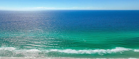 Chaises longues, serviettes de plage