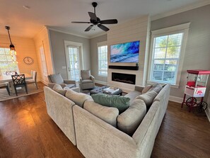 Smart TV, fireplace, video games - YOUR BEST BEACH VACATION EVER  POOL GOLF CART BIKES EVERYTHING YOUR FAMILY NEEDS (Santa Rosa Beach)