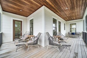 Terrace/patio - YOUR BEST BEACH VACATION EVER  POOL GOLF CART BIKES EVERYTHING YOUR FAMILY NEEDS (Santa Rosa Beach)