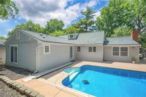 Utendørsbasseng og et oppvarmet basseng