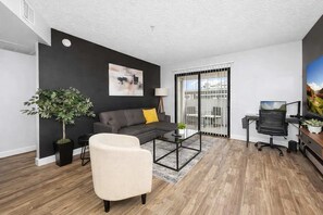 TV, offices - Pet Frndly, Spacious 2BR Near ASU, Pool, Grill, Prking (Tempe)
