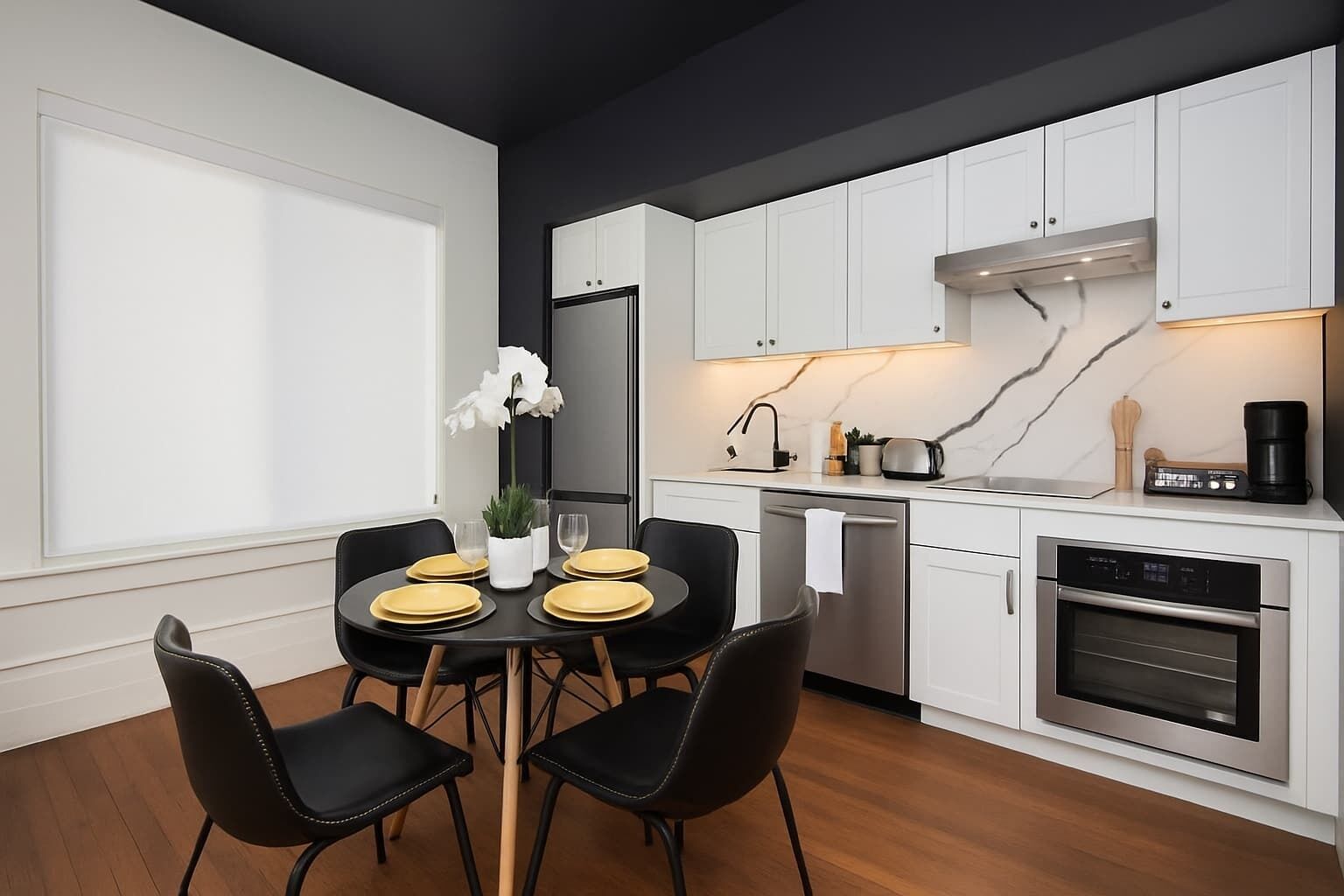 Een koelkast, een microgolfoven, een oven, een kookplaat