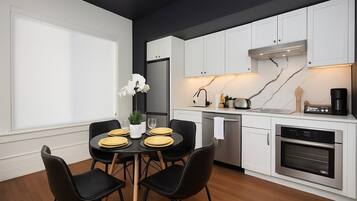 Een koelkast, een microgolfoven, een oven, een kookplaat