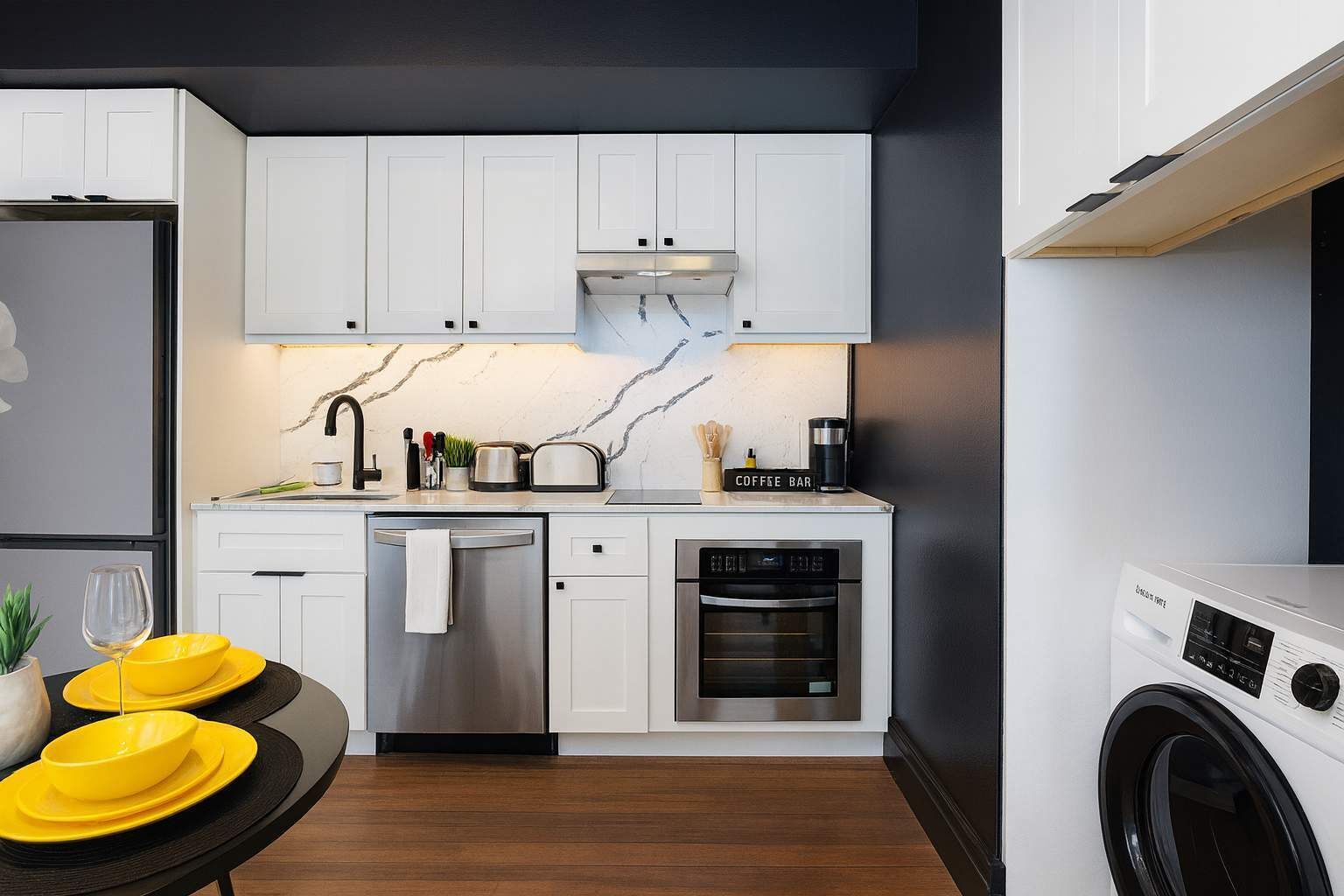 Een koelkast, een microgolfoven, een oven, een kookplaat