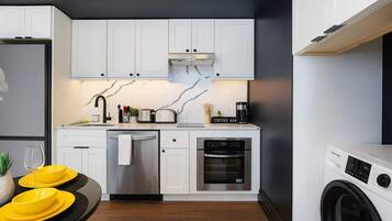 Een koelkast, een microgolfoven, een oven, een kookplaat