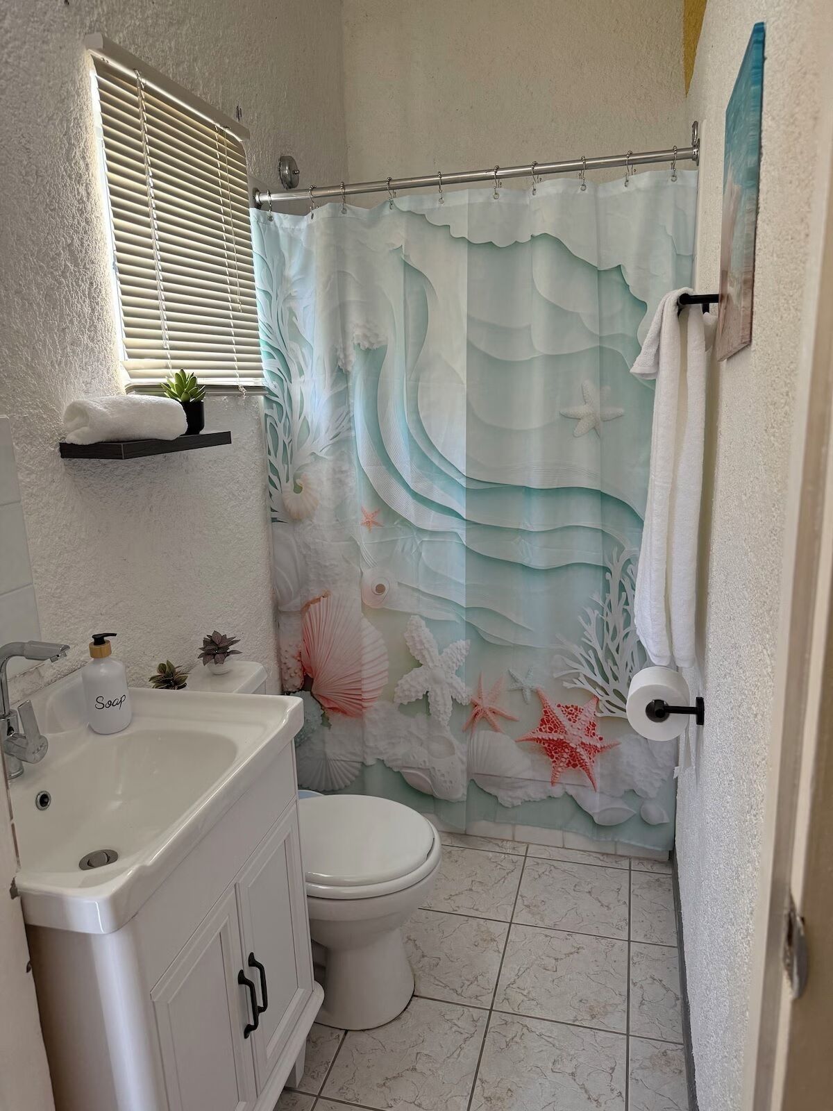 Serviettes fournies, savon, papier toilette