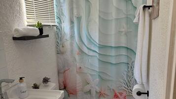 Serviettes fournies, savon, papier toilette