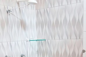 Séchoir à cheveux, papier de toilette