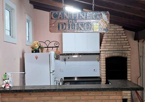 Private kitchen - Chácara em Águas da Prata com Piscina Aquecida, Churrasqueira, Natureza, Quartos (Águas da Prata)