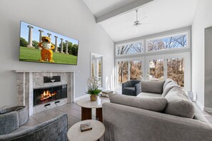 Smart TV, chimenea, videojuegos y estéreo 
