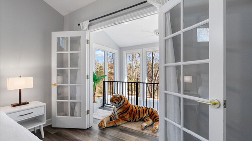 Near Mizzou. Clean. King Beds. Modern. Peaceful. Game Room. Easy Parking.