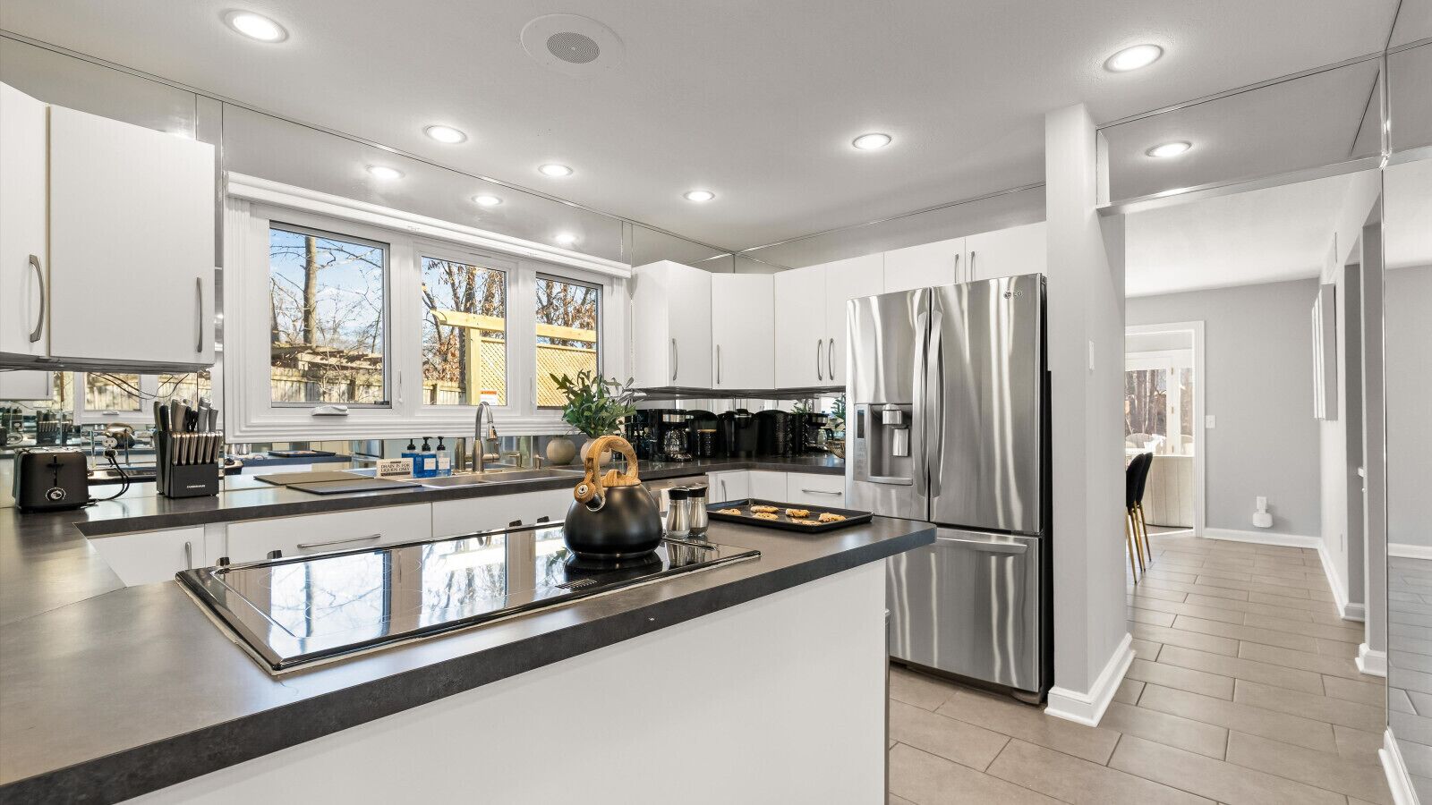 Frigorifero, microonde, forno, piano cottura