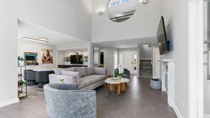 Smart TV, caminetto, videogiochi, impianto stereo