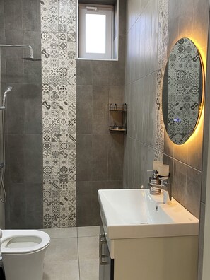 Douche, sèche-cheveux, serviettes fournies, savon