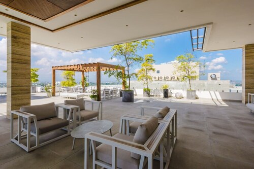 Luxury City Center Apt, Stunning Rooftop Jacuzzi with Panoramic Views