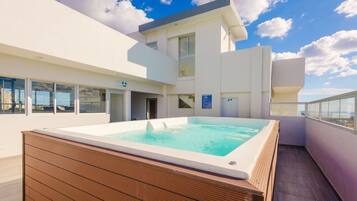 Banyera d'hidromassatge a l'aire lliure