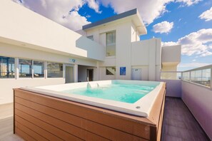 Bañera de hidromasaje al aire libre