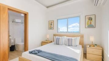 Planxa i posts de planxar, wifi i roba de llit