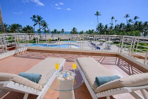 Property grounds - Beautiful Beachfront 2BR Apt | Large Pool & Stunning Terrace (Juan Dolio)
