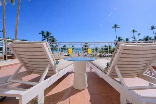 Beautiful Beachfront 2BR Apt | Large Pool & Stunning Terrace
