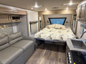 WiFi, bed sheets - Modern Comforts in the wilds of Tennessee (South Pittsburg)