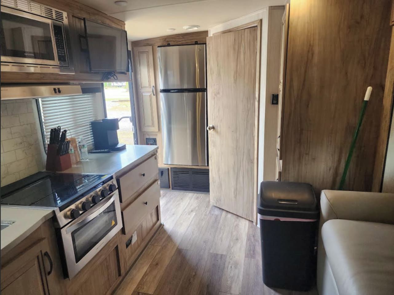 Eine kleine Küche mit Herd, Backofen, Mikrowelle und Kühlschrank.