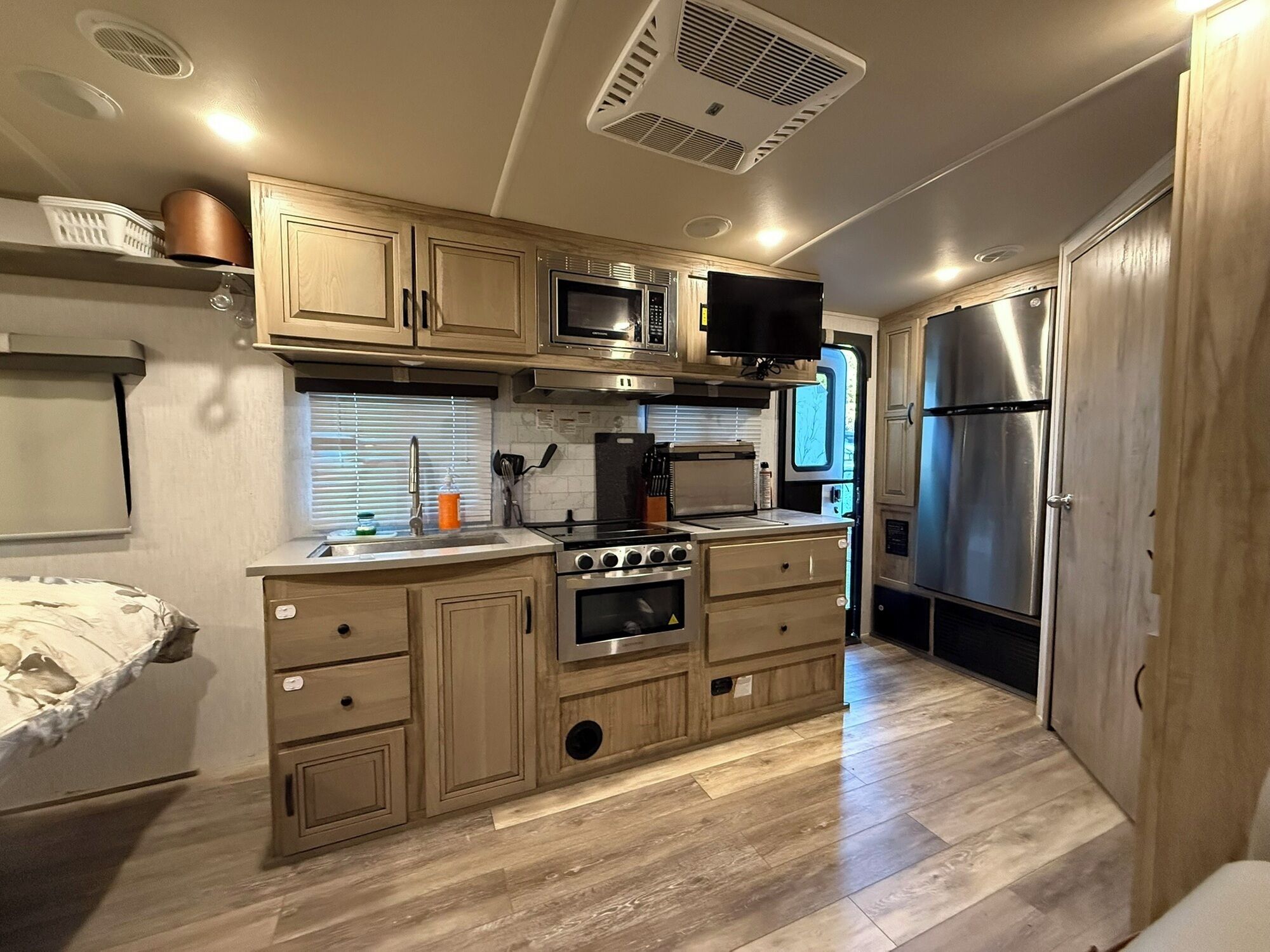 Kühlschrank, Mikrowelle, Herdplatte, Wasserkocher mit Kaffee-/Teezubehör