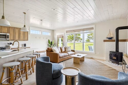 #2 Blue Lakeview Suite A