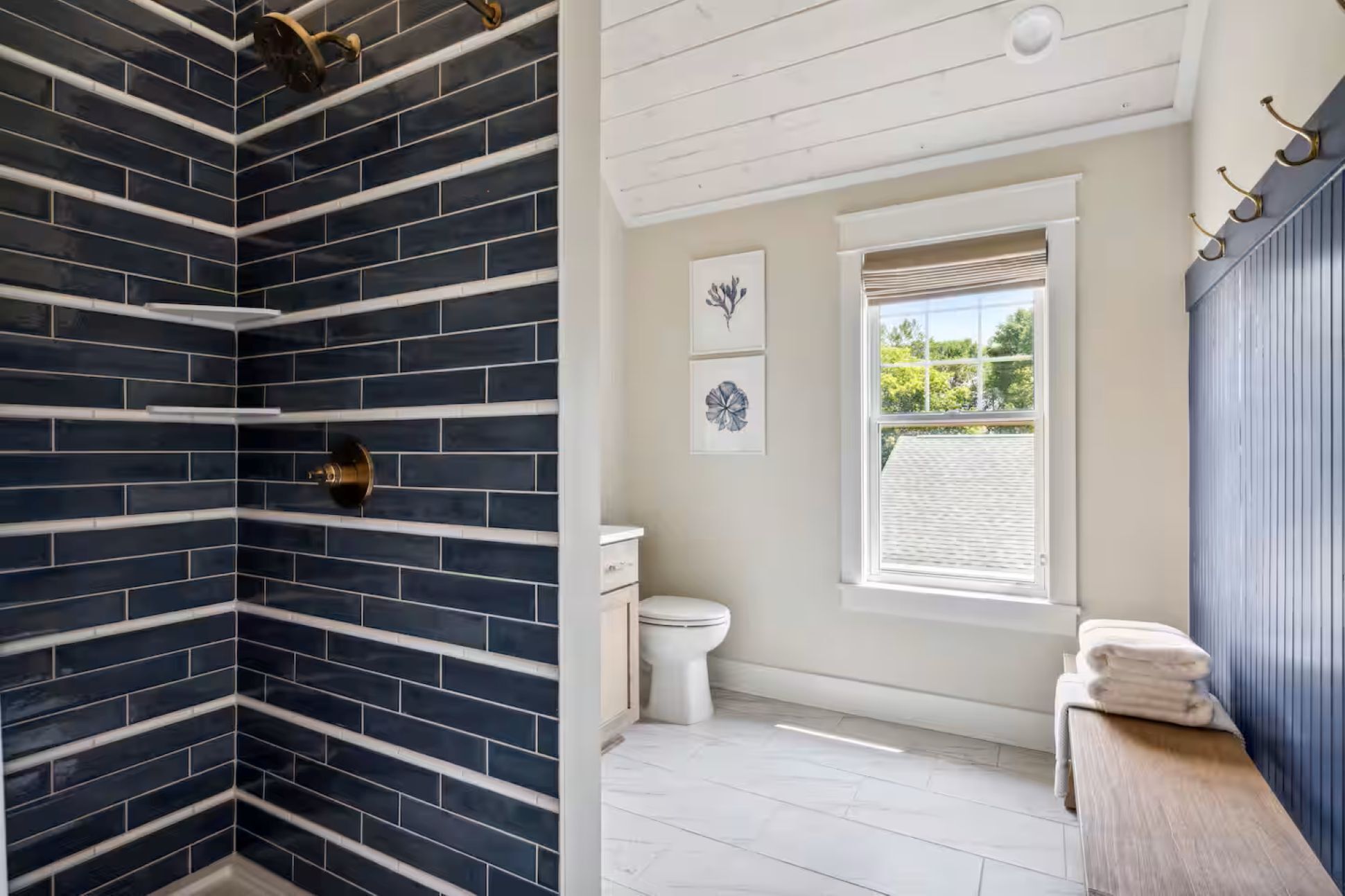 Douche, sèche-cheveux, serviettes fournies