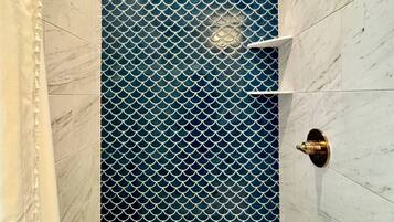 Douche, sĂšche-cheveux, serviettes fournies