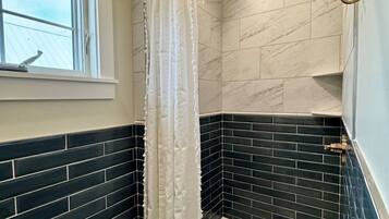 Douche, sĂšche-cheveux, serviettes fournies