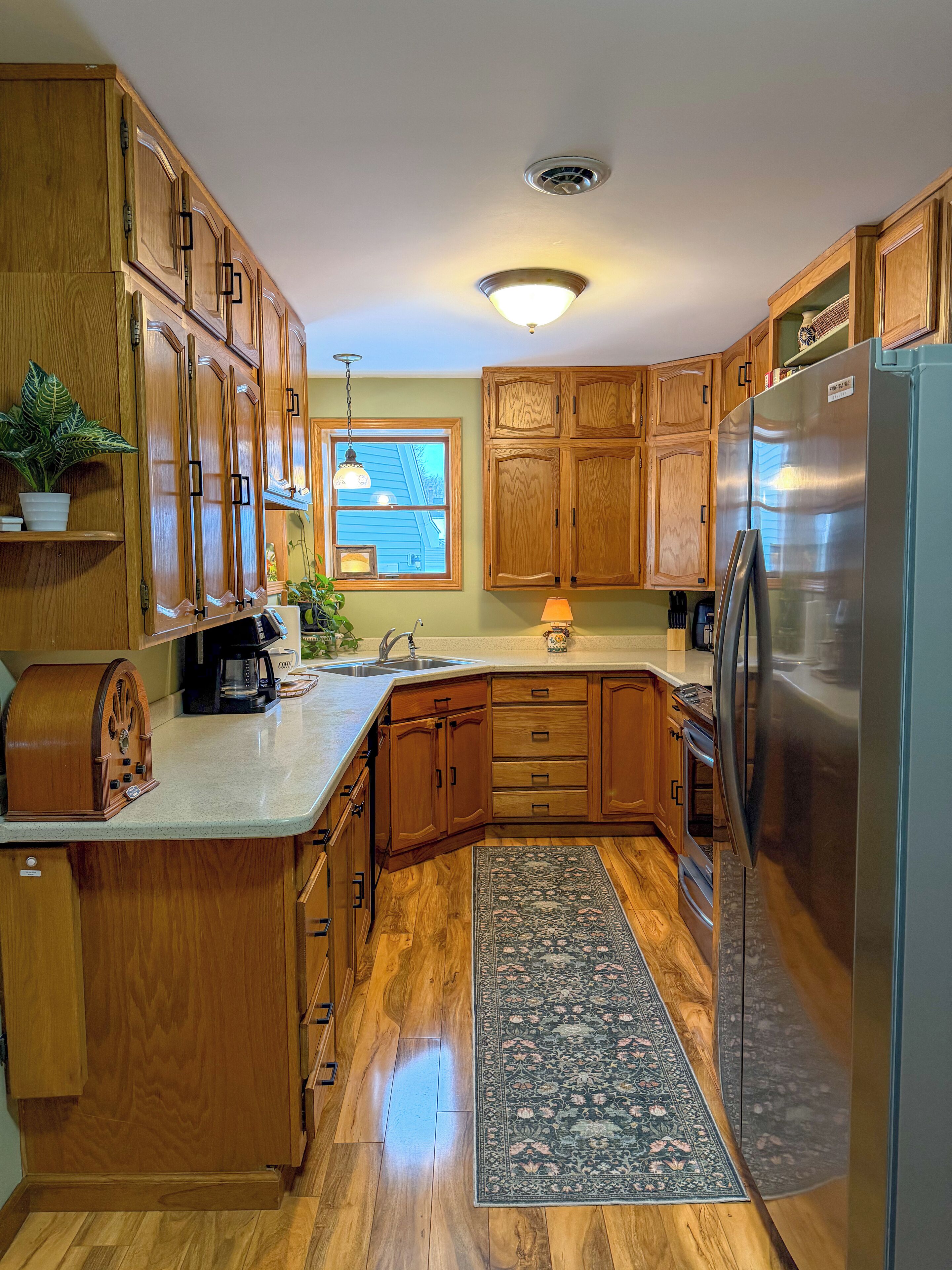 Four à micro-ondes, un four, surface de cuisson, lave-vaisselle