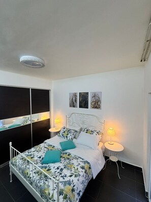 Iron/ironing board, WiFi, bed sheets - Cozy 1-bedroom apartment in serene Amman with AC and gym access (Amman)