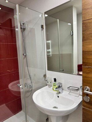 Hair dryer, bidet, towels, soap - Cozy 1-bedroom apartment in serene Amman with AC and gym access (Amman)