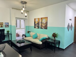 Living area - Cozy 1-bedroom apartment in serene Amman with AC and gym access (Amman)